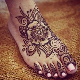 Elegant Leg Mehndi With Flower Motifs